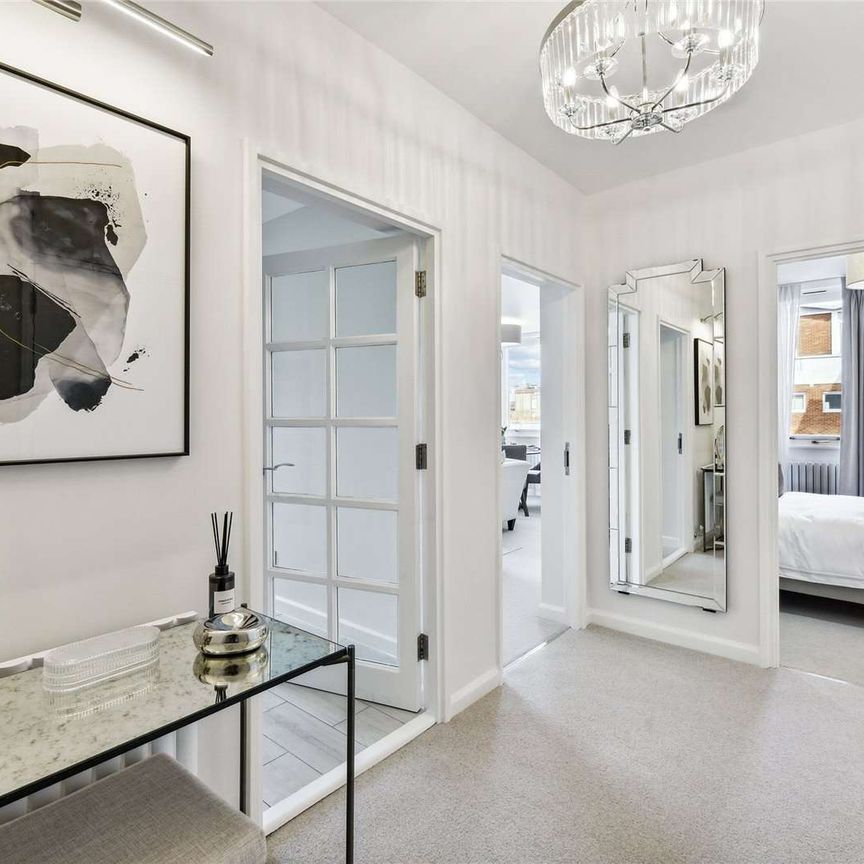 A bright three bedroom apartment with lift and porter located in South Belgravia for Sloane Square, Elizabeth Street and Victoria. - Photo 1