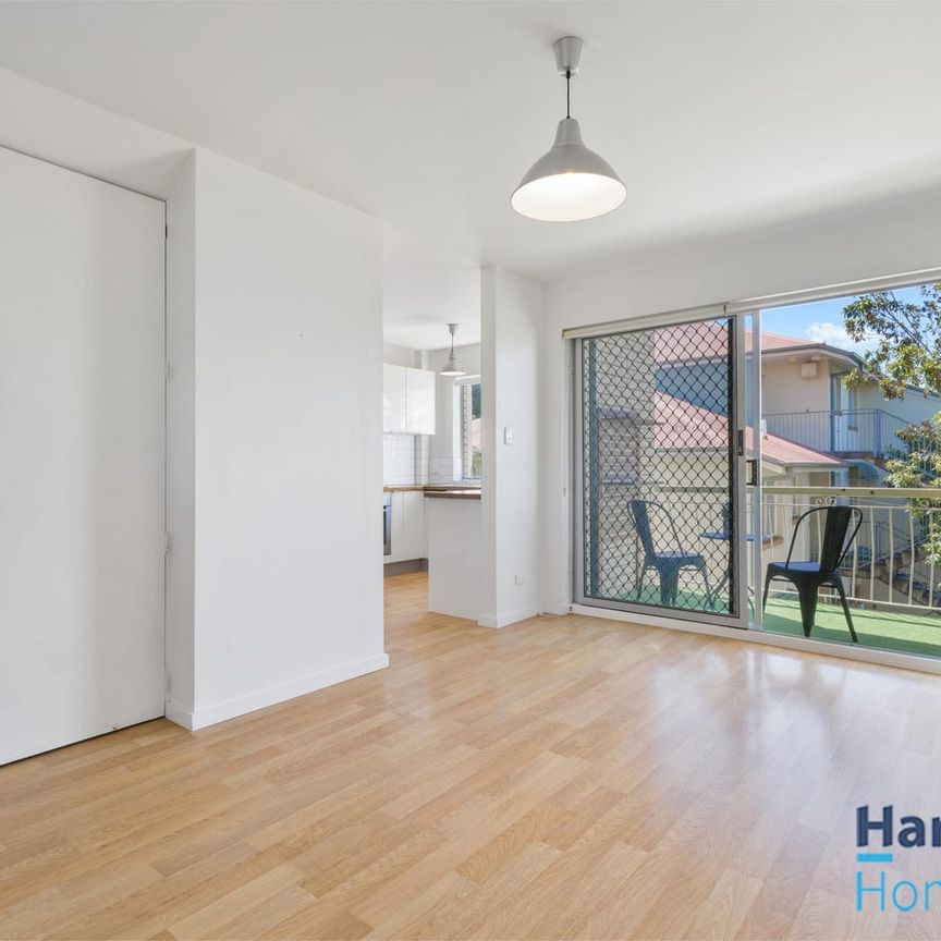 Unique Top-Floor Double-Storey Unit in Prime Woolloongabba Location - Photo 1