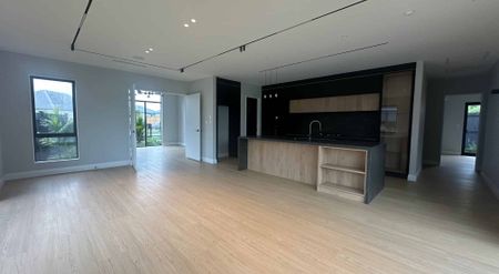 Single Level - Makes you smile! 6Brm in Milldale - Photo 4