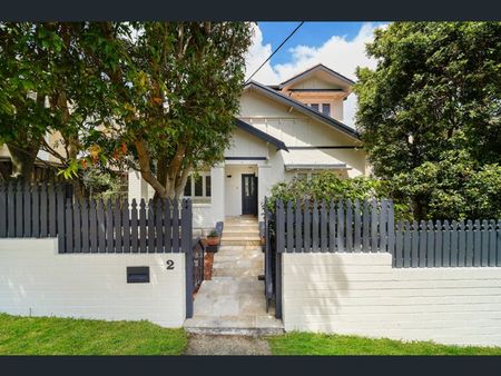 Elegant Mosman Residence in Prestigious Harbour-Side Setting - Photo 2