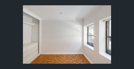 Rare courtyard home on edge of city - Photo 4