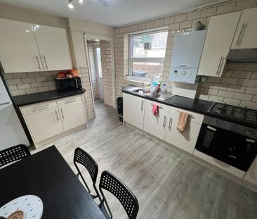 4 bedroom terraced house to rent - Photo 1