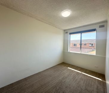 Stylishly Renovated 2 Bedroom Apartment with Lock-up Garage! - Photo 1