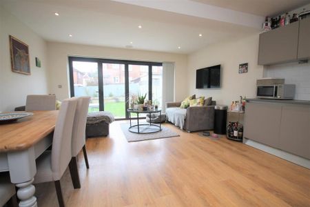 3 bedroom semi-detached house to rent - Photo 3