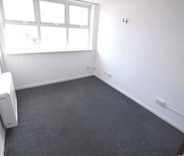 To Let Flat - Photo 4