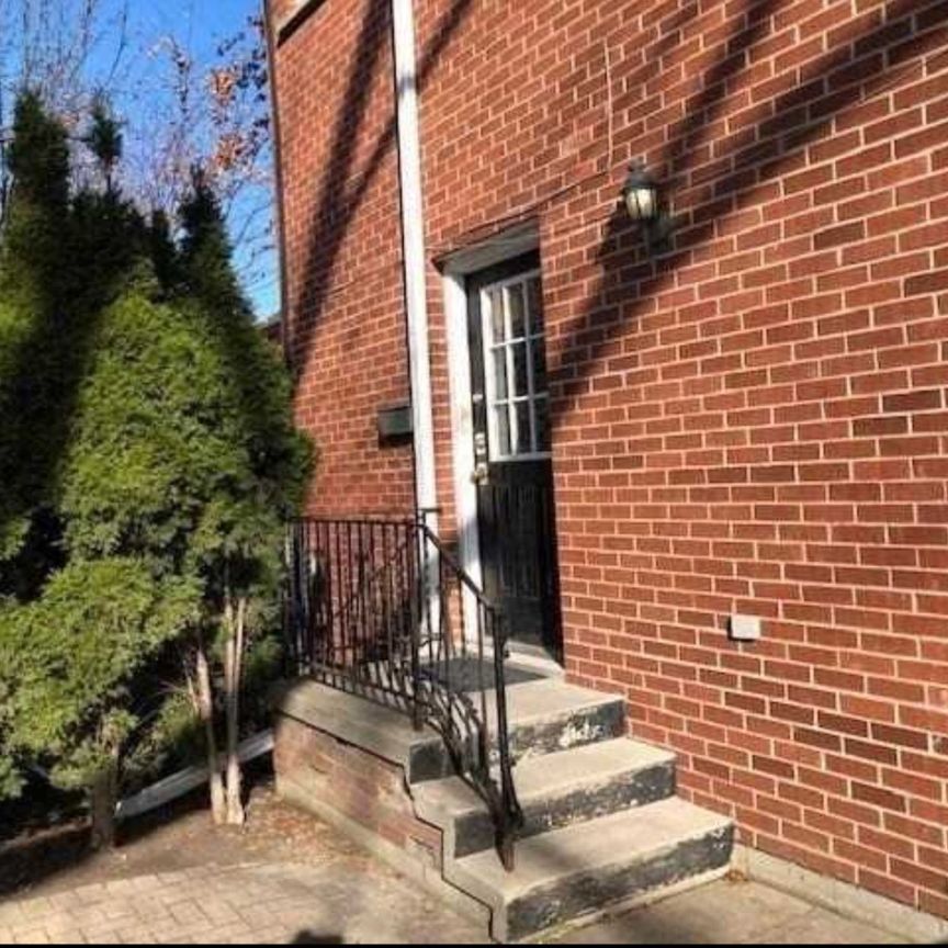 For Lease - 274 Rumsey Road Unit# Side, Toronto, Ontario - Photo 1