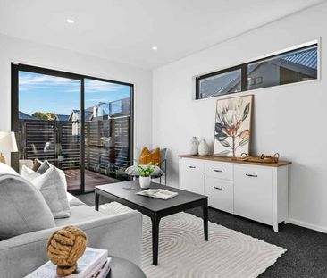 Stylish City-Fringe Living – Modern, Easy Care & Convenient! - Photo 1
