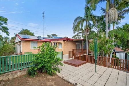 Charming Three Bedroom Family Home - Photo 3