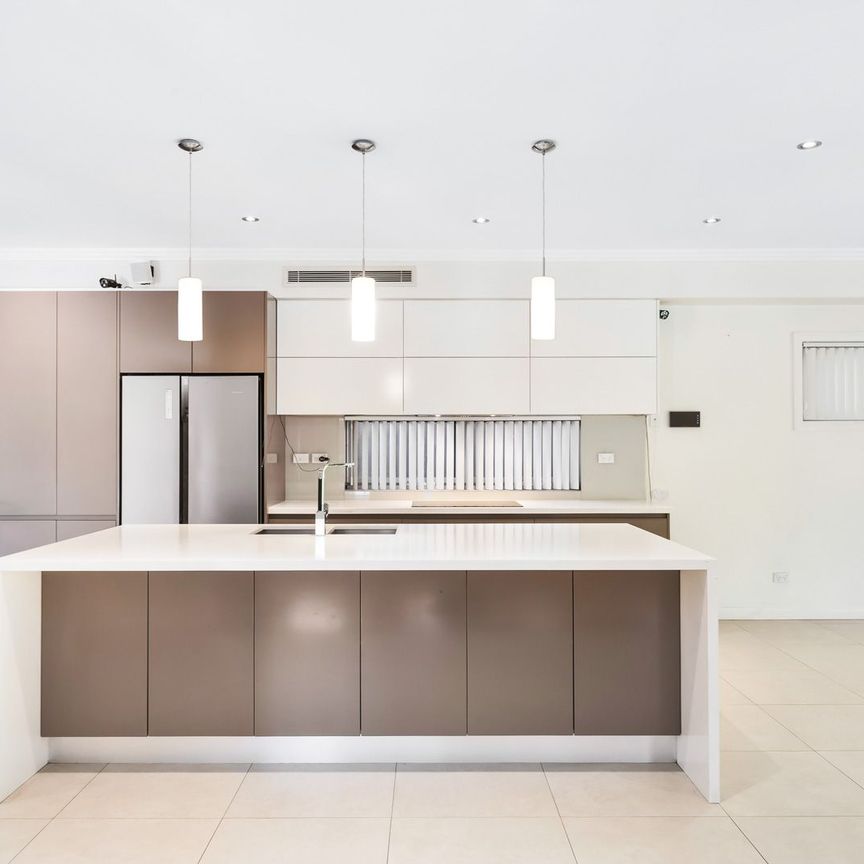 Spacious 5-Bedroom Family Home with Modern Comforts - Photo 1