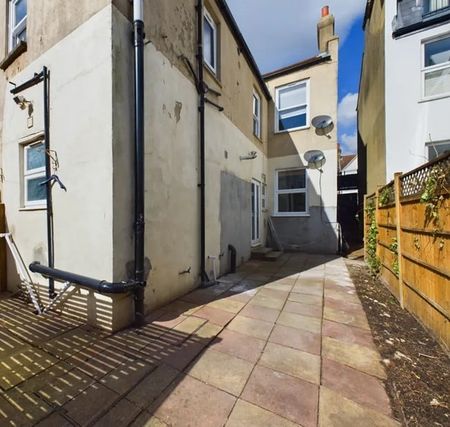 Room in a Shared Flat, Penwith Road, SW18 - Photo 2