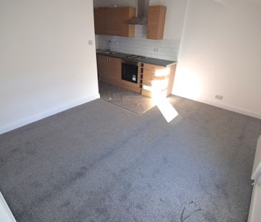 To Let 2 Bed Flat - Photo 5