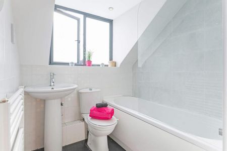 1 bedroom in a house share to rent - Photo 2