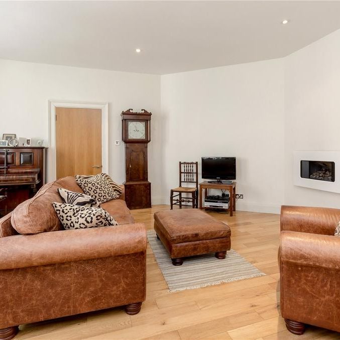 4 bedroom mews to rent - Photo 1