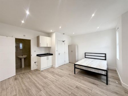 1 bedroom in a house share to rent - Photo 2