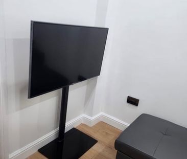 1 Bed Terraced House, Eyhurst Close, NW2 - Photo 2