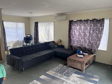 Charming 3BR Flat Bush Haven! - Photo 5