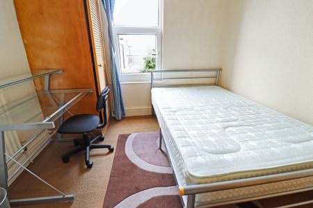 4 Bed Student Accommodation - Photo 4