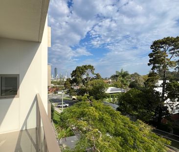 Modern 2 Bedroom Apartment with Skyline Views - Photo 4