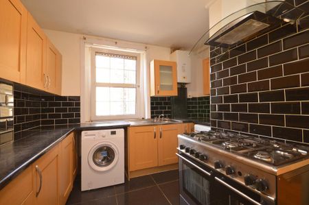 1 bedroom in a flat share to rent - Photo 2