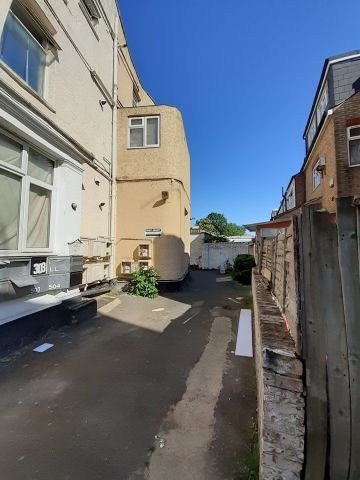 1 Bed Flat, Knightland Road, E5 - Photo 3