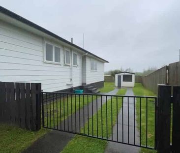 Spacious 3-Bedroom Home with 2 Outside Sleepouts - Photo 3