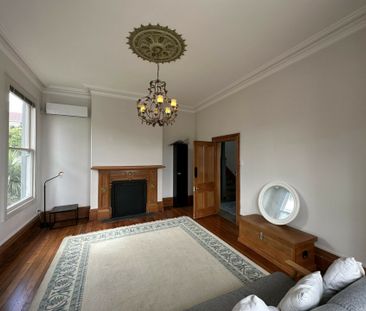 The epitome of character, class and modern comfort - Photo 4