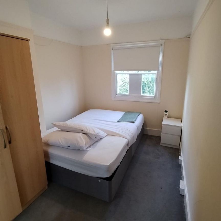 1 bedroom in a house share to rent - Photo 2