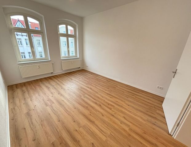Attraktive 2-Raum-Wohnung mit Einbauküche - Foto 1