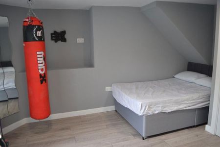 3 bedroom flat to rent - Photo 4