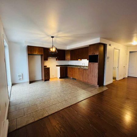 SUPERBE appartement style CONDO récent, grand 4 1/2 (1005 p.c.), dans un environnement paisible et très recherché, à seulement 9 ms de Québec. - Photo 3