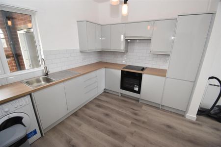 4 bedroom flat to rent - Photo 4