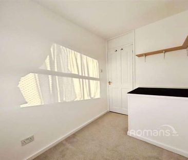 Coniston Close, Farnborough, GU14 - Photo 5