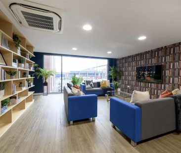 1 bedroom in a flat share to rent - Photo 2