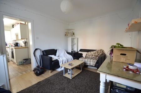 4 bedroom Semi-detached house to rent - Photo 2