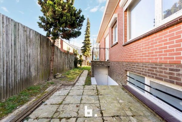 Instapklare, gerenoveerde villa in een rustige, gewilde buurt - Photo 1