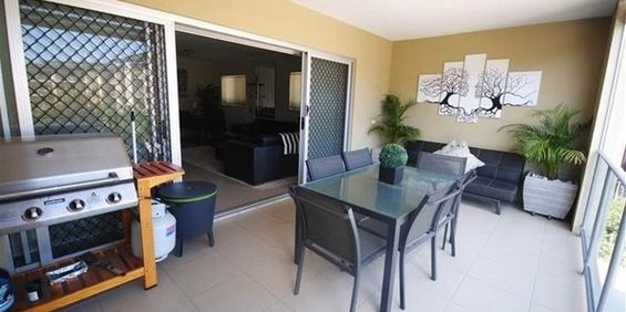 Fully-Furnished 2 bedrooms, 2 bathrooms, 1 car space, 2 balconies, Air Con, Pool, BBQ, Park, Security, Public Transport - Photo 3