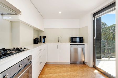Bespoke North-Facing Two Bedroom Apartment in Convenient Sought-After Complex - Photo 4
