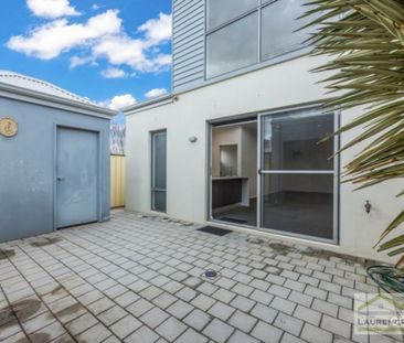 Modern & Low-Maintenance Townhouse in Quiet Location - Photo 1