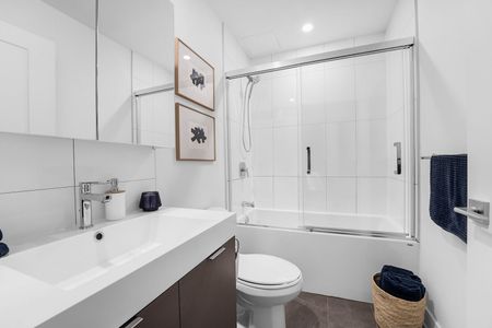 Carlton West - Brand New, High End Rental - Photo 3