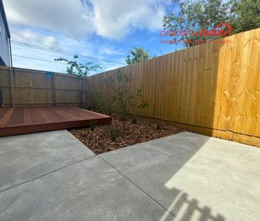 Modern 2-Bed, 2-Bath Townhouse in the Heart of Christchurch – Styli... - Photo 4