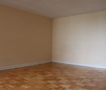 165 Cosburn Avenue, Toronto — Bachelor - Photo 3