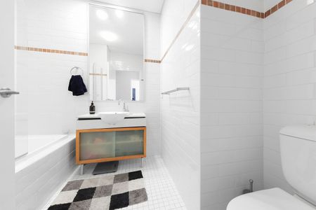 Huge 2 bedroom Light and Bright apartment with 2 Security Spaces - Photo 5