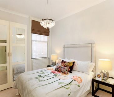 3 bedroom flat in London - Photo 1