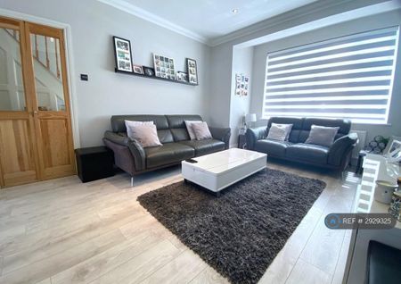 3 bedroom semi-detached house to rent - Photo 3