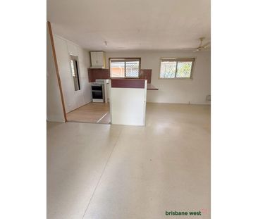 63 Doreen Crescent, ELLEN GROVE - Photo 3
