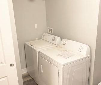 950 sq-ft 2-bed + Private Laundry/Parking/Yard Access! (Bluebird) - Photo 2