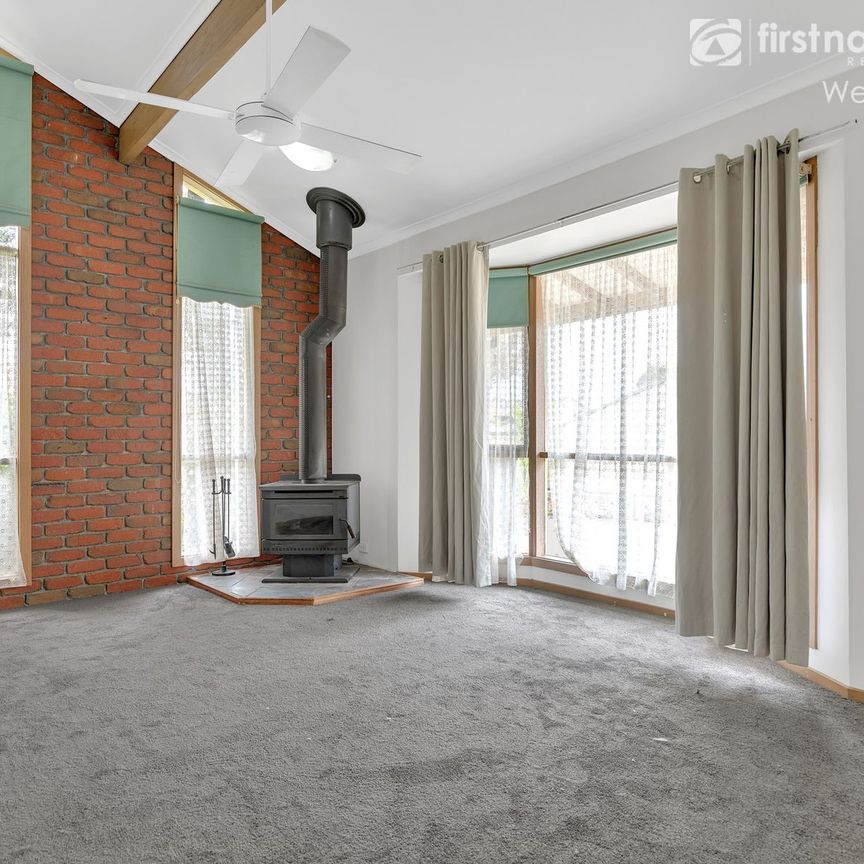 A Cosy Place to Plant Yourself! - Photo 1