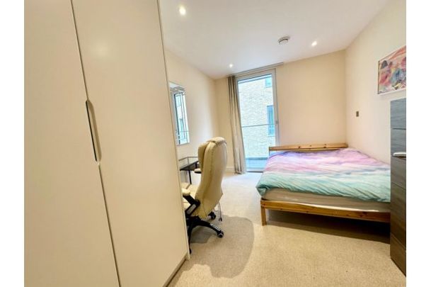 2 bedroom flat - Photo 1