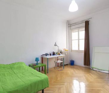 Double bed in Rooms for rent in modern 8-bedroom apartment in Moncloa - Photo 2