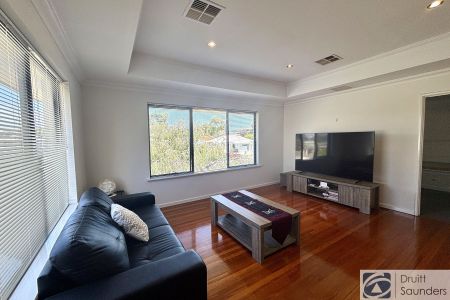 STREET FRONT TOWNHOUSE IN PRIME LOCATION - Photo 5